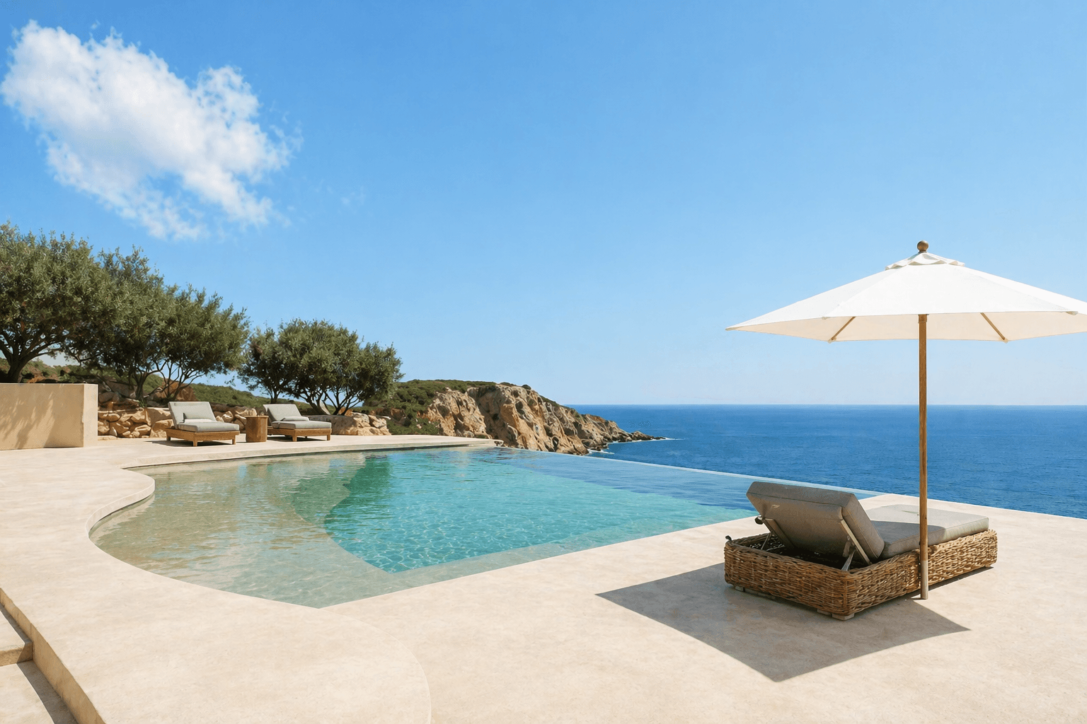 Coastal property with a pool overlooking the sea